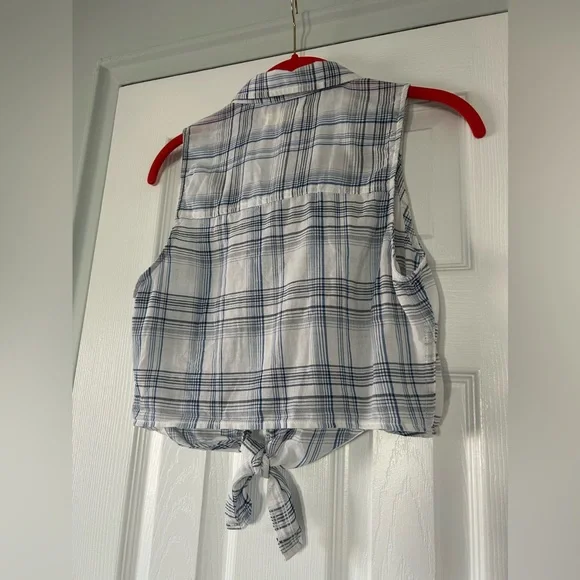 Hollister sleeveless button & tie front top - Picture 8 of 8